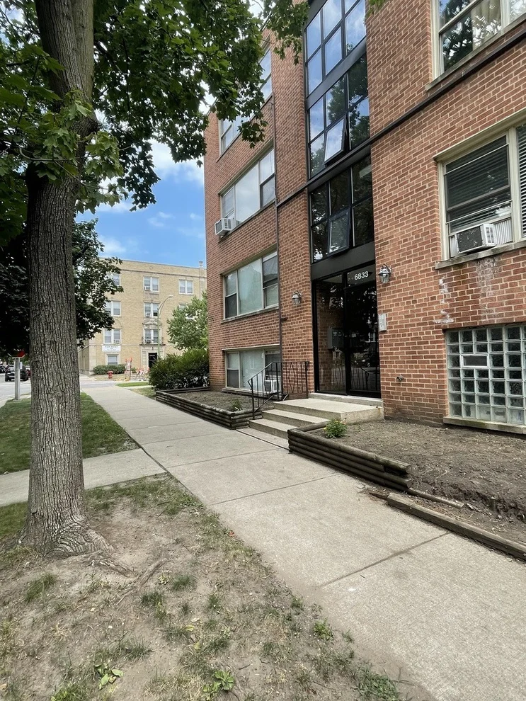 Unit for sale at 6833 N Oakley Avenue, Chicago, IL 60645