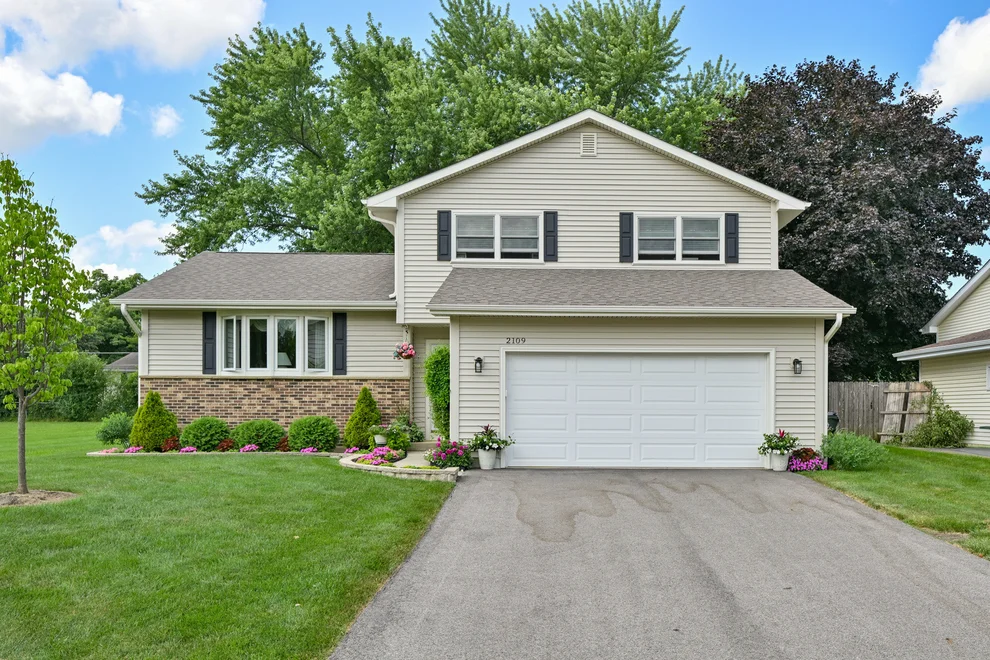 Unit for sale at 2109 Fairfield Road, Lindenhurst, IL 60046