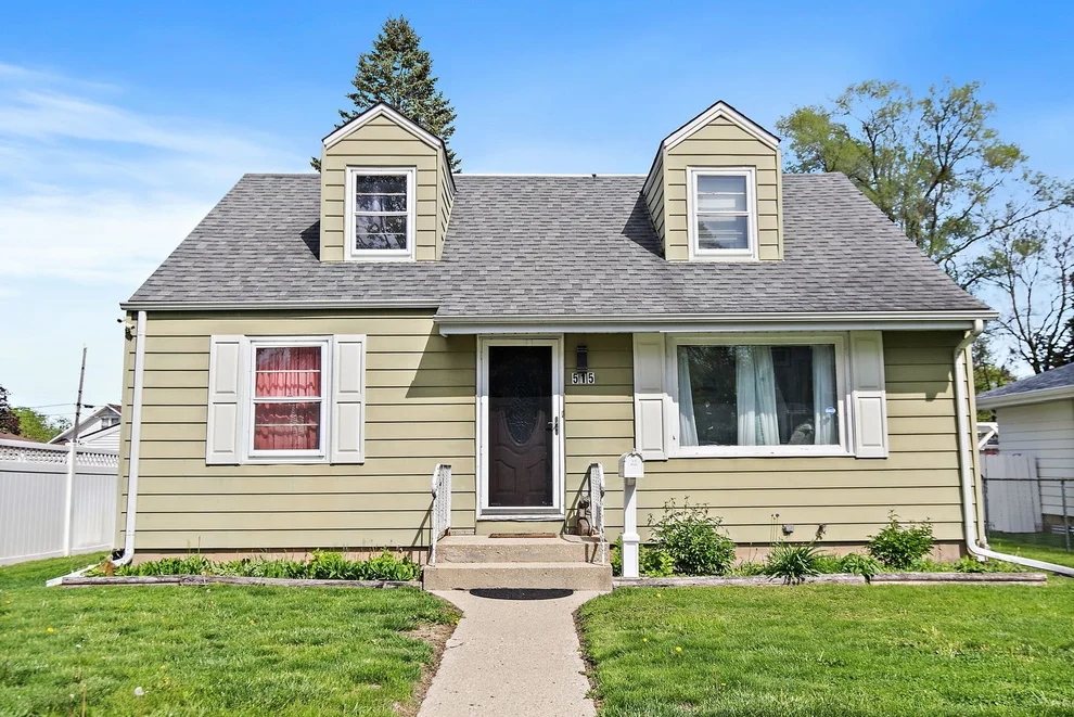 Unit for sale at 515 Illinois Avenue, Elgin, IL 60120