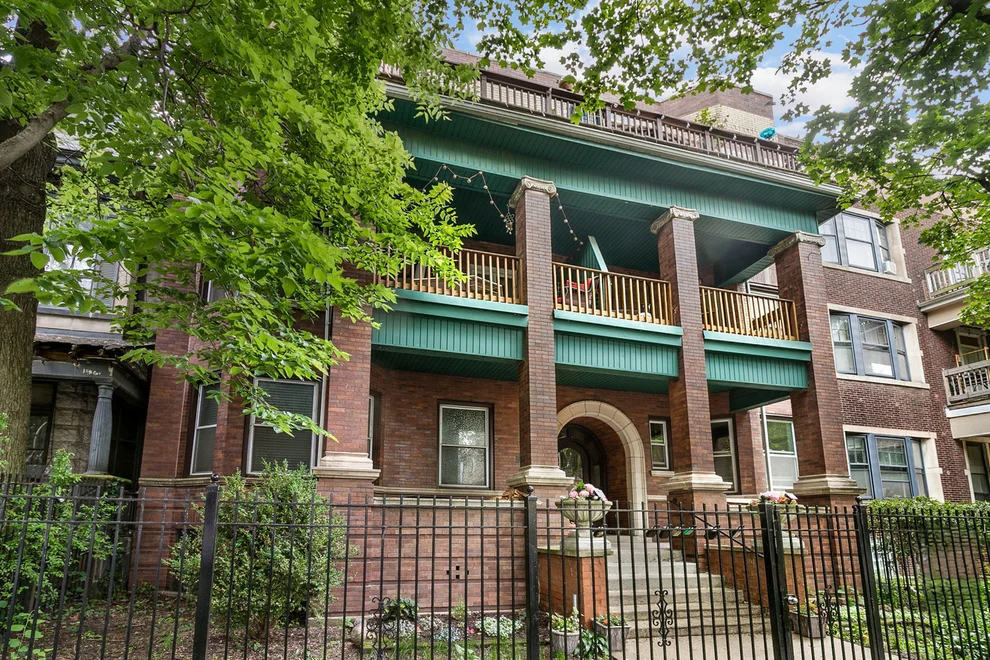 Unit for sale at 839 W Lakeside Place, Chicago, IL 60640