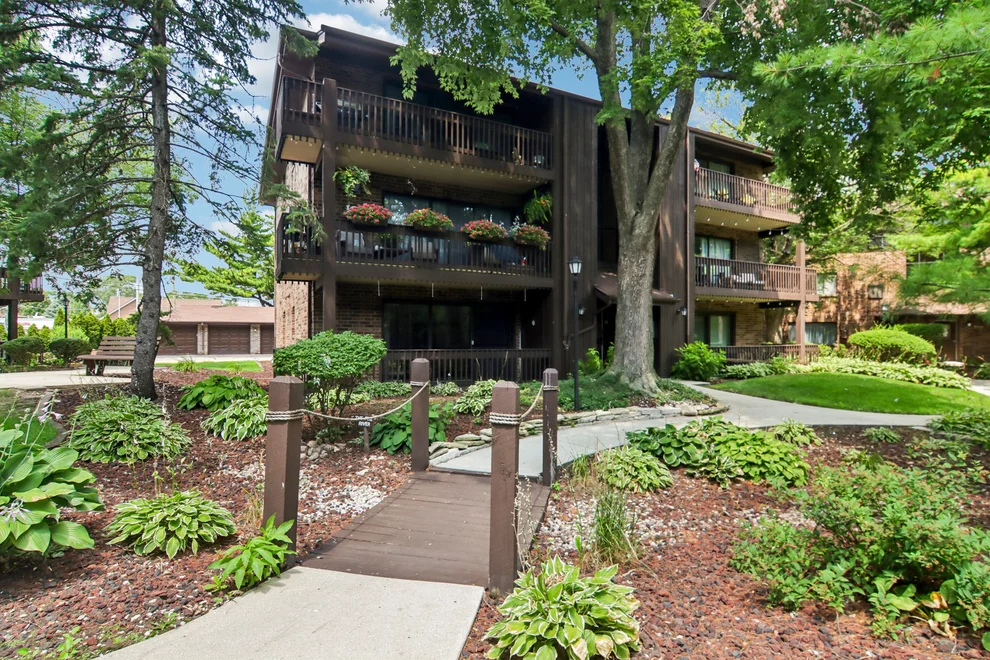 Unit for sale at 9555 Southwest Highway, Oak Lawn, IL 60453