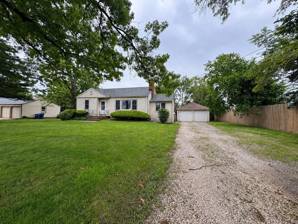 Unit for sale at 785 W Lincoln Lane, Des Plaines, IL 60018