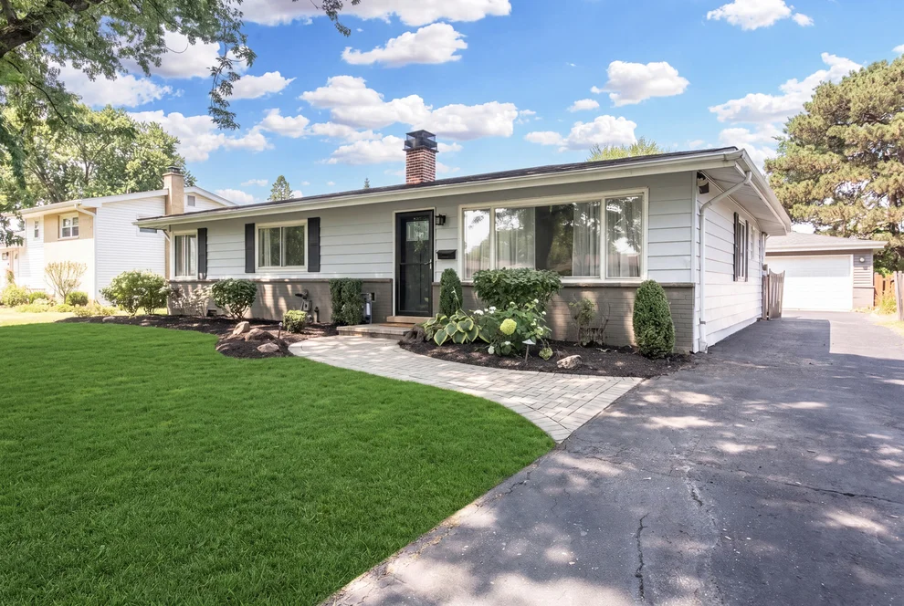 Unit for sale at 704 N Wilshire Drive, Mount Prospect, IL 60056