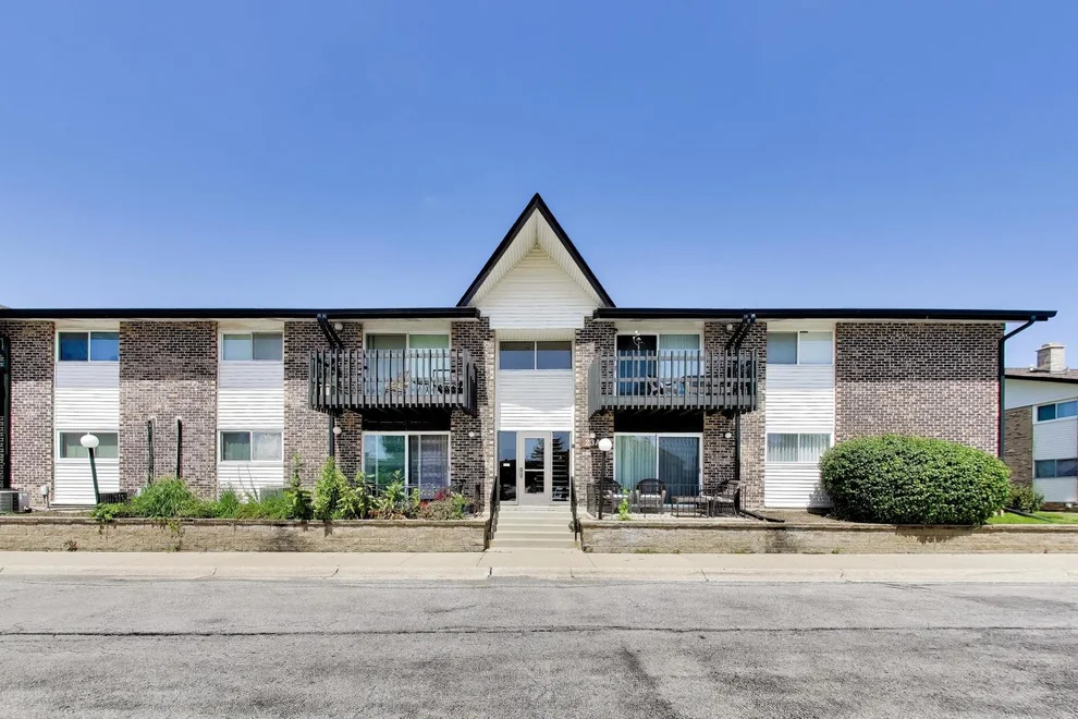 Unit for sale at 23A Kingery Quarter, Willowbrook, IL 60527