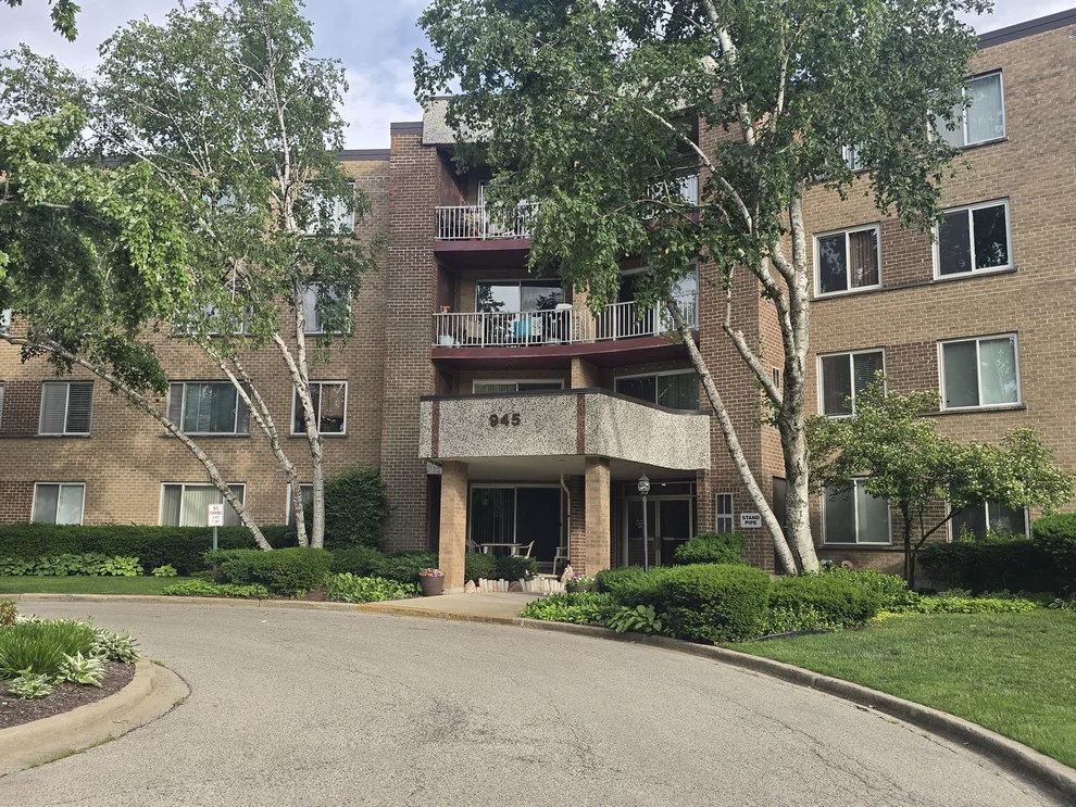 Unit for sale at 945 E Kenilworth Avenue, Palatine, IL 60074