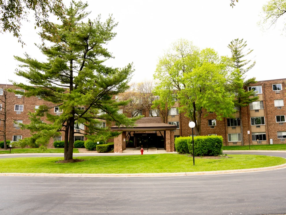 Unit for sale at 1500 Robin Circle, Hoffman Estates, IL 60169
