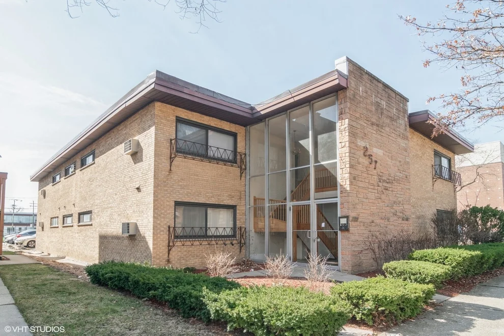 Unit for sale at 257 Washington Boulevard, Oak Park, IL 60302