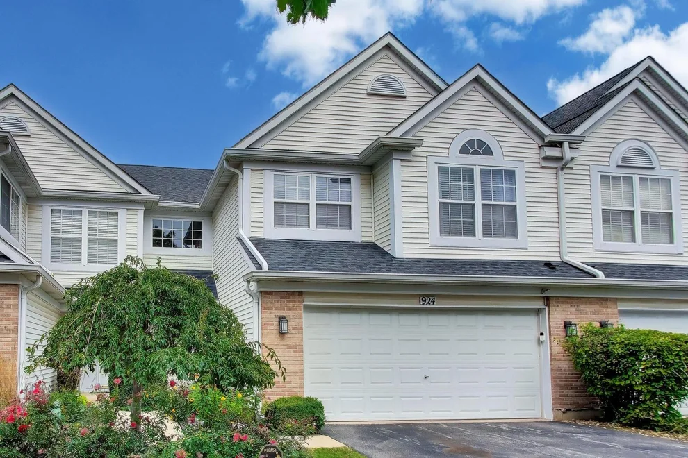 Unit for sale at 924 Ainsley Drive, West Chicago, IL 60185