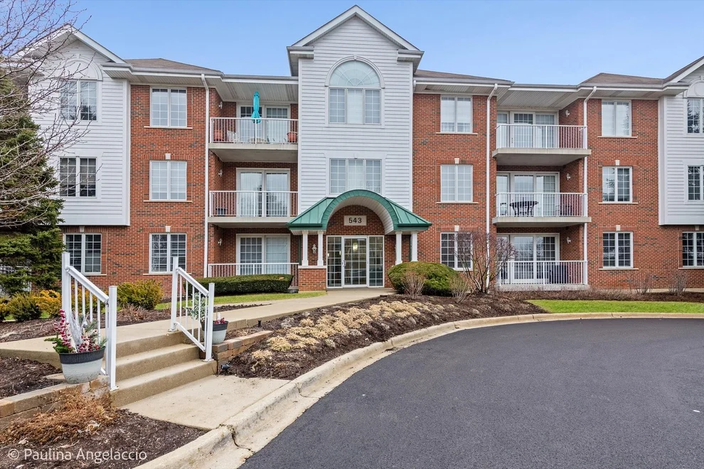 Unit for sale at 543 N Hough Street, Barrington, IL 60010