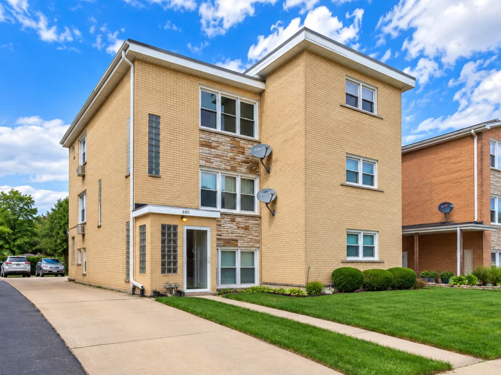 Unit for sale at 680 BEAU Court, Des Plaines, IL 60016