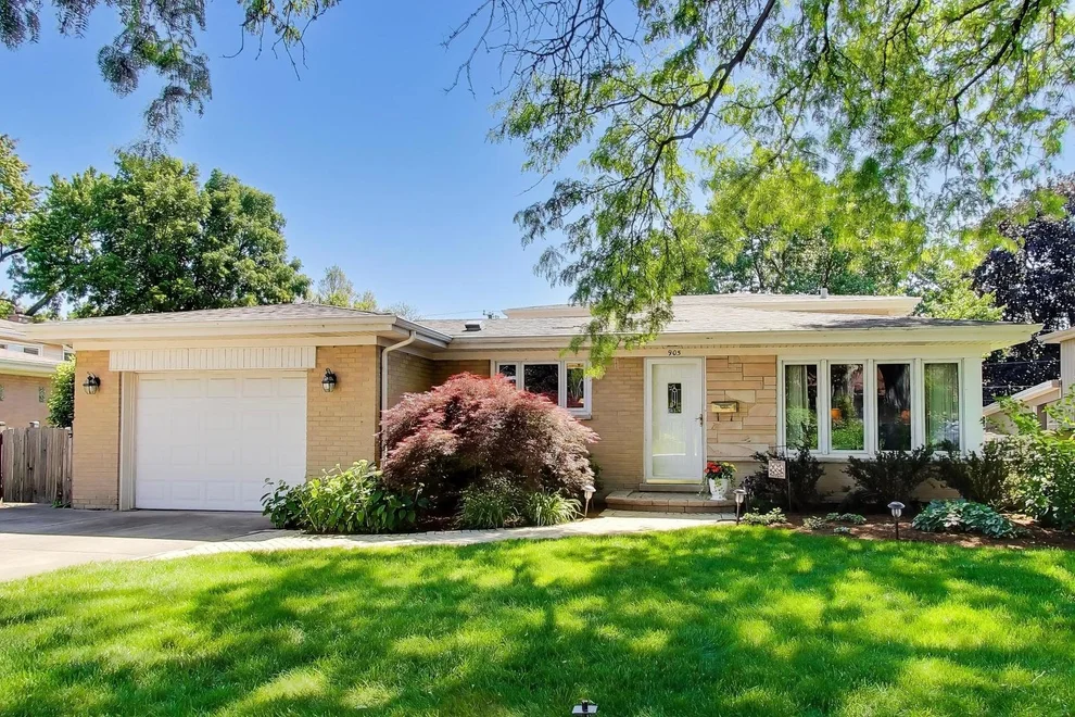 Unit for sale at 905 S School Street, Mount Prospect, IL 60056