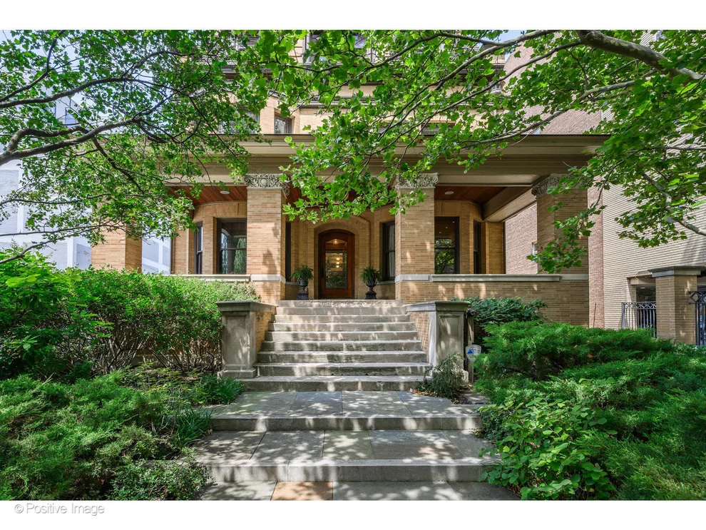 Unit for sale at 536 W Barry Avenue, Chicago, IL 60657