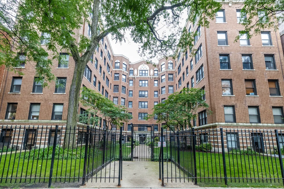 Unit for sale at 725 W Sheridan Road, Chicago, IL 60613