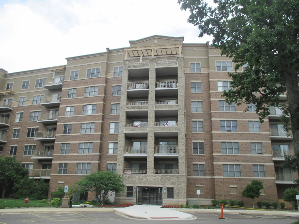 Unit for sale at 125 Lakeview Drive, Bloomingdale, IL 60108