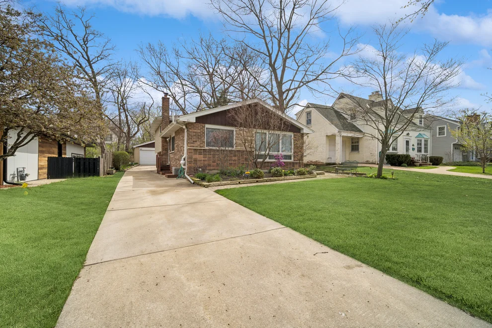 Unit for sale at 621 Echo Lane, Glenview, IL 60025