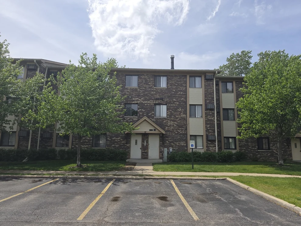Unit for sale at 12 Parkside Court, Vernon Hills, IL 60061