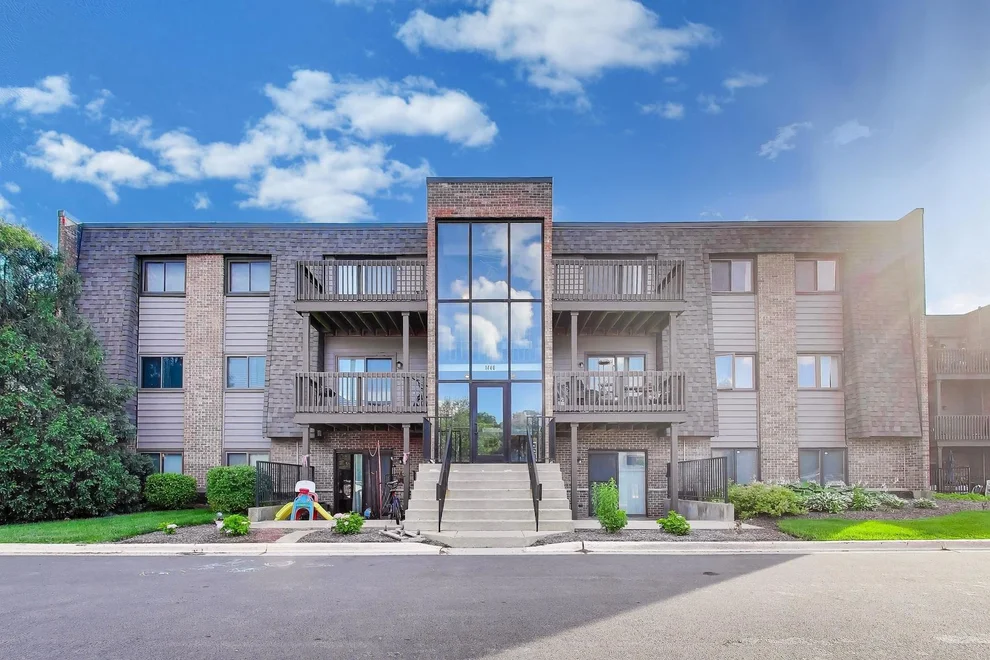 Unit for sale at 1440 Stonebridge Circle, Wheaton, IL 60189