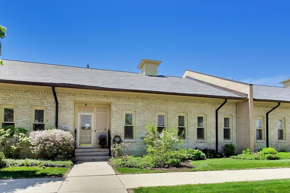 Unit for sale at 824 Stables Court, Highwood, IL 60040
