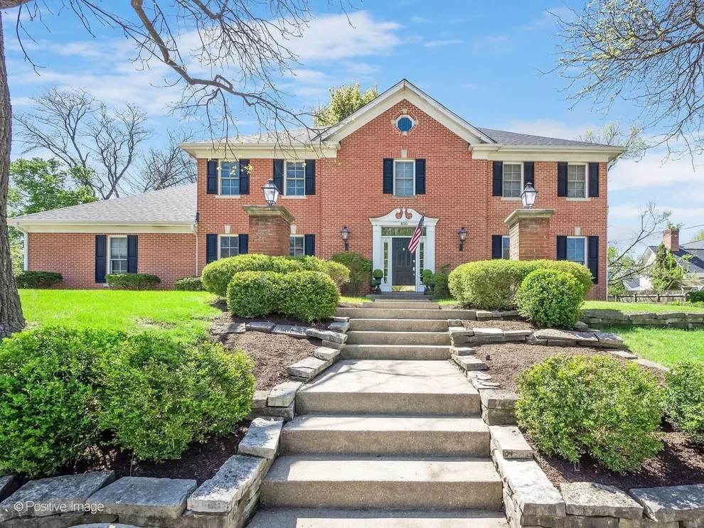 Unit for sale at 800 W 7th Street, Hinsdale, IL 60521