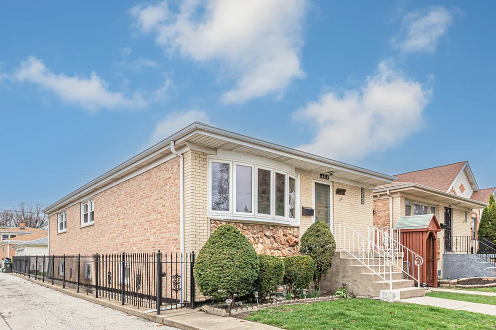Unit for sale at 4414 N Nagle Avenue, Harwood Heights, IL 60706