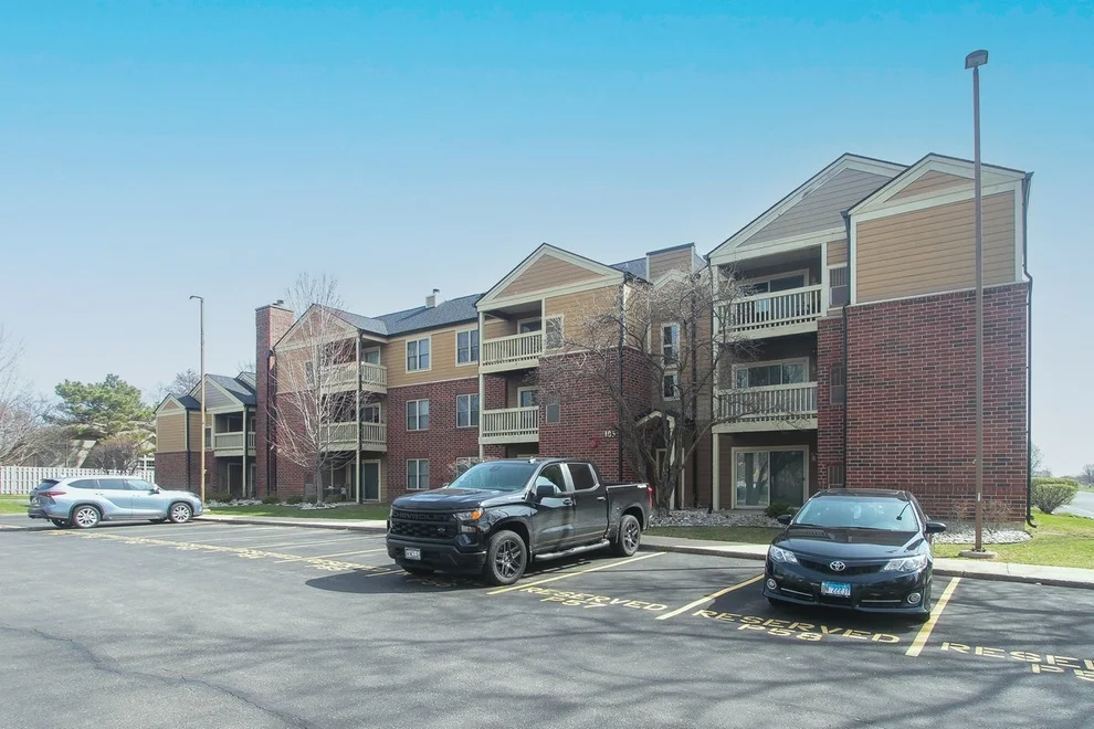 Unit for sale at 105 GLENGARRY Drive, Bloomingdale, IL 60108