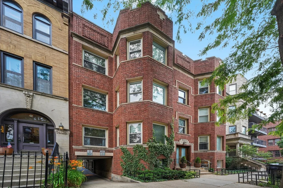 Unit for sale at 716 W Barry Avenue, Chicago, IL 60657
