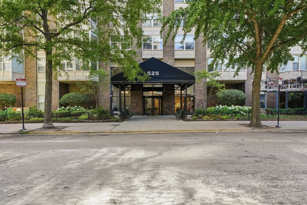Unit for sale at 525 W Hawthorne Place, Chicago, IL 60657