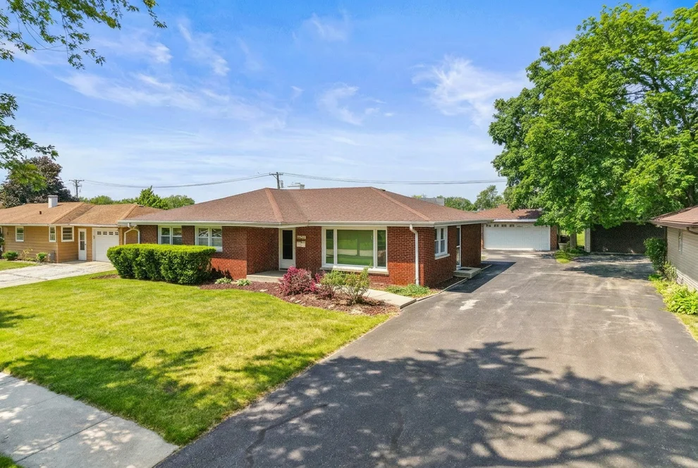Unit for sale at 817 Summit Drive, Lockport, IL 60441