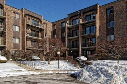 Unit for sale at 601 W HUNTINGTON COMMON Road, MOUNT PROSPECT, IL 60056