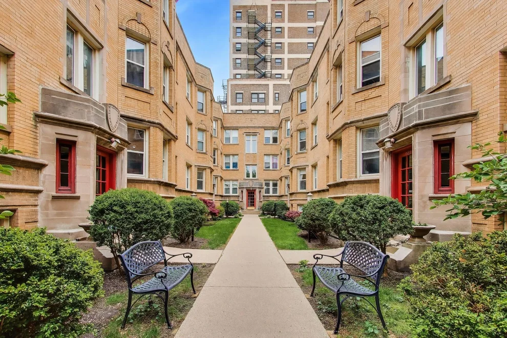 Unit for sale at 6813 N Lakewood Avenue, Chicago, IL 60626