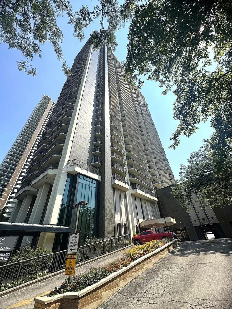 Unit for sale at 6007 N Sheridan Road, Chicago, IL 60660