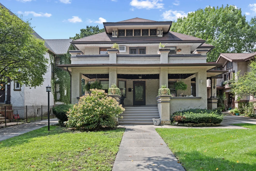 Unit for sale at 625 N Oak Park Avenue, Oak Park, IL 60302