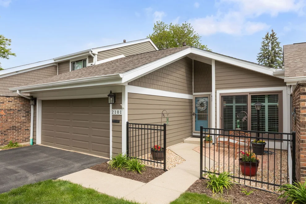 Unit for sale at 2101 Timber Lane, Wheaton, IL 60189