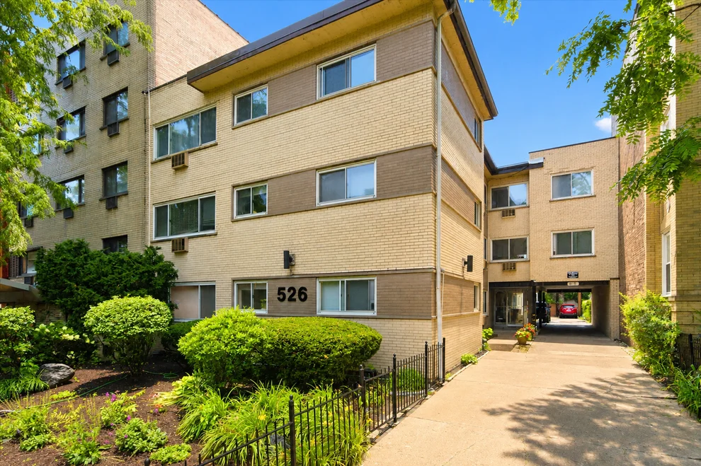 Unit for sale at 526 W Roscoe Street, Chicago, IL 60657