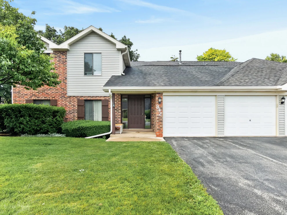 Unit for sale at 842 N Cross Creek Drive, Roselle, IL 60172