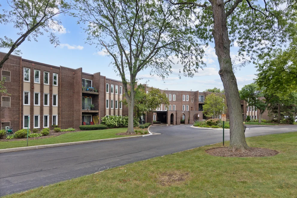 Unit for sale at 1430 Sandstone Drive, Wheeling, IL 60090
