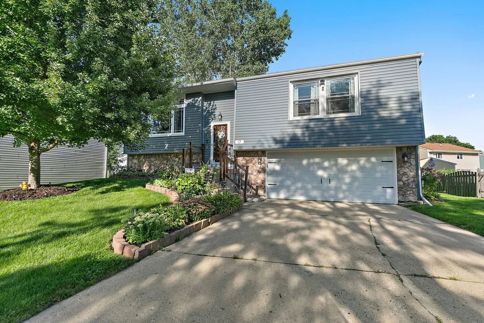 Unit for sale at 17 Joslyn Drive, Elgin, IL 60120
