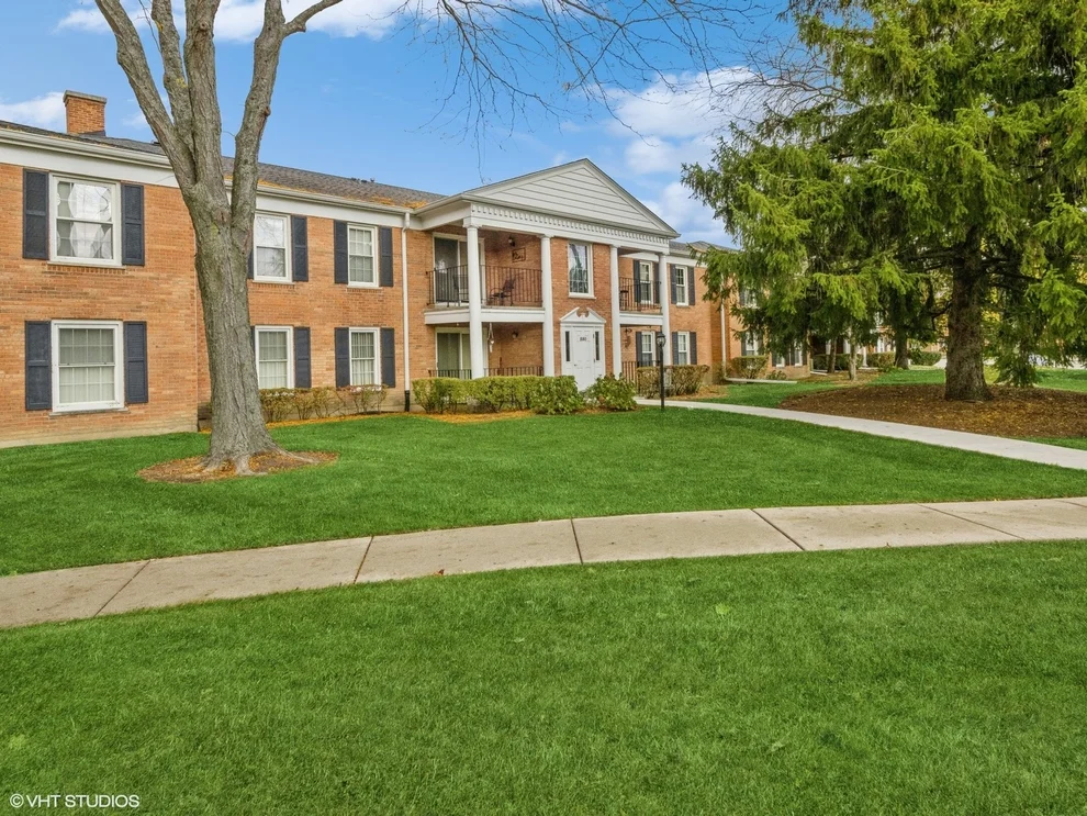 Unit for sale at 550 Shorely Drive, Barrington, IL 60010