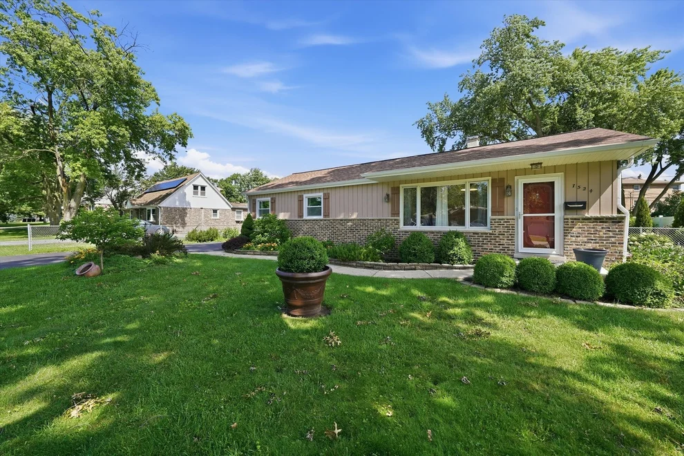 Unit for sale at 7524 W 109th Street, Worth, IL 60482
