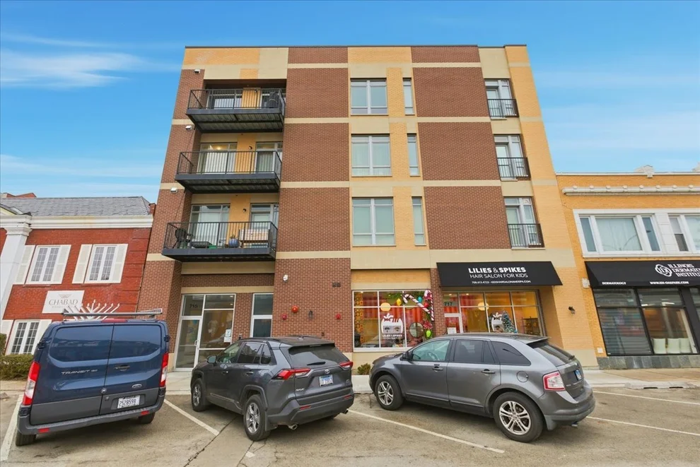 Unit for sale at 715 South Boulevard, Oak Park, IL 60302