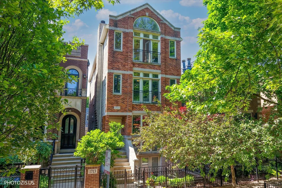 Unit for sale at 1717 W Nelson Street, Chicago, IL 60657
