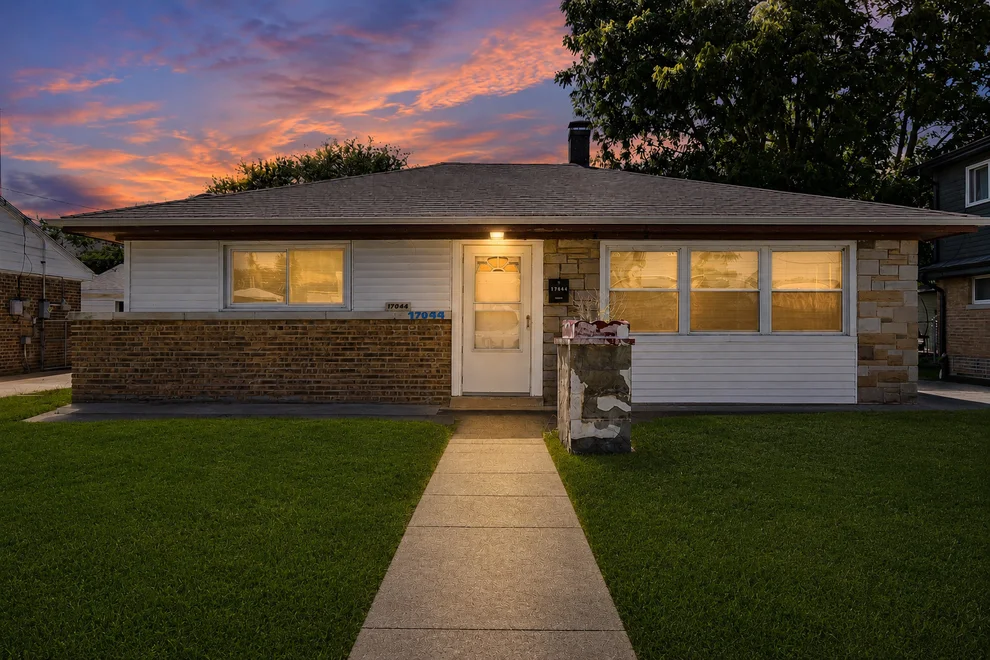 Unit for sale at 17044 Burnham Avenue, Lansing, IL 60438
