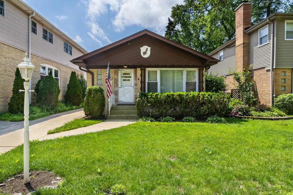 Unit for sale at 5337 W Ardmore Avenue, Chicago, IL 60646