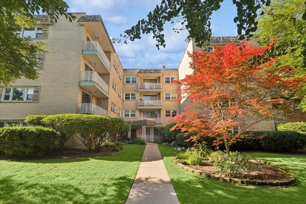 Unit for sale at 710 Oakton Street, Evanston, IL 60202