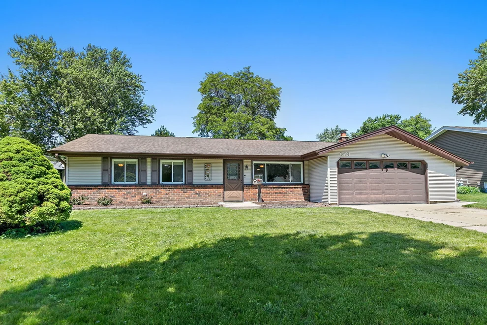 Unit for sale at 616 Clover Lane, Schaumburg, IL 60193