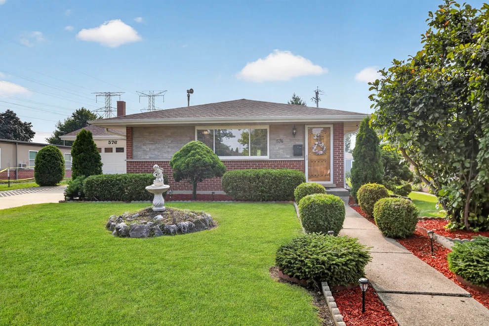 Unit for sale at 576 Dara James Road, Des Plaines, IL 60016