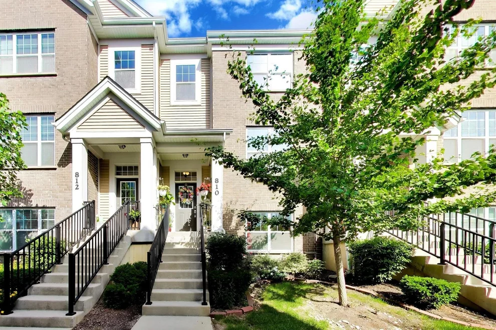 Unit for sale at 810 Lexington Circle W, Des Plaines, IL 60016