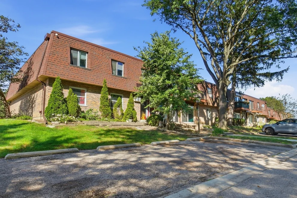 Unit for sale at 735 Grove Drive, Buffalo Grove, IL 60089