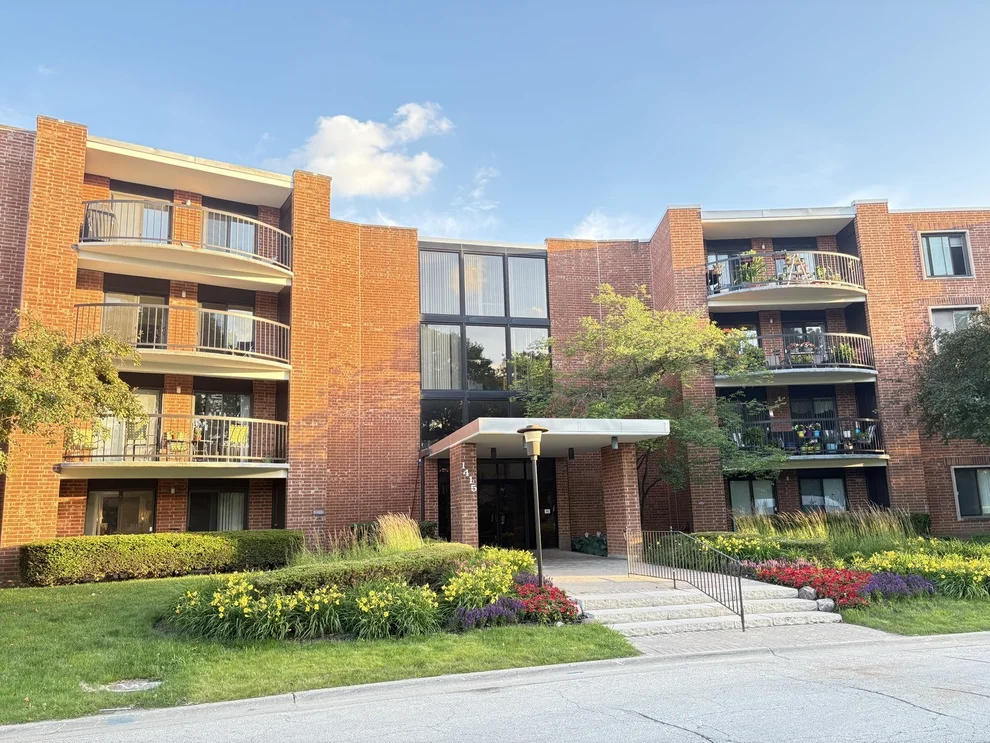 Unit for sale at 1415 E Central Road, Arlington Heights, IL 60005
