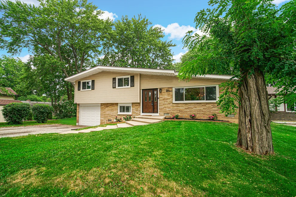 Unit for sale at 961 N Midlothian Road, Mundelein, IL 60060